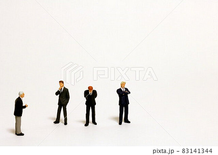 何かを言おうとする人と考え込む人 speaking man & considering men 83141344