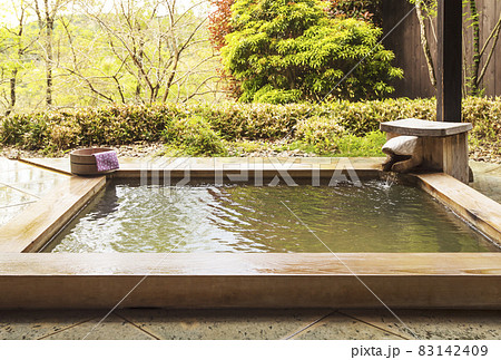 露天風呂　温泉イメージ　檜風呂　温泉情緒　源泉掛け流し　イメージ素材 83142409