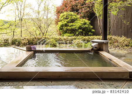 露天風呂　温泉イメージ　檜風呂　温泉情緒　源泉掛け流し　イメージ素材 83142410