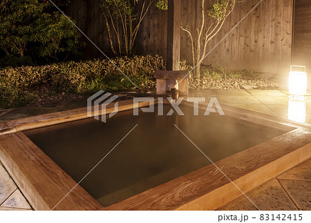 露天風呂　温泉イメージ　檜風呂　温泉情緒　源泉掛け流し　イメージ素材 83142415
