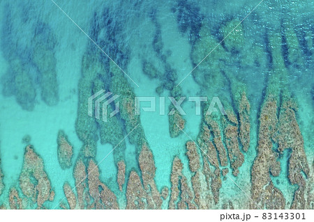 沖縄の青い海を上から空撮  83143301