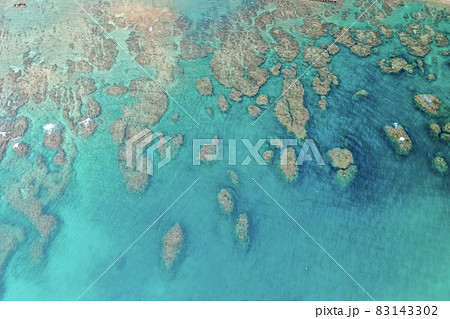 沖縄の青い海を上から空撮  83143302
