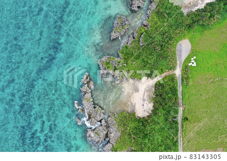 沖縄の青い海を上から空撮 沖縄の青い海を上から空撮 83143305