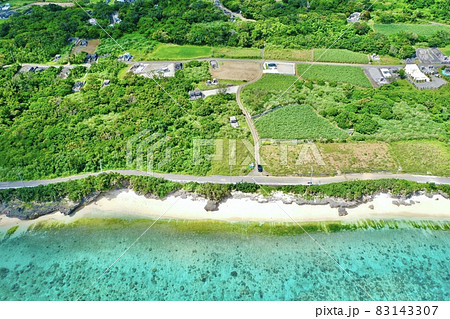 沖縄の青い海を上から空撮 沖縄の青い海を上から空撮 83143307