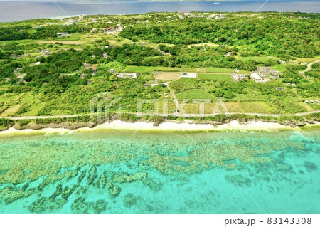 沖縄の青い海を上から空撮 沖縄の青い海を上から空撮 83143308