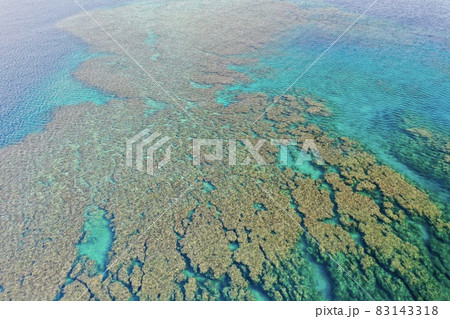 沖縄の青い海を上から空撮 沖縄の青い海を上から空撮 83143318