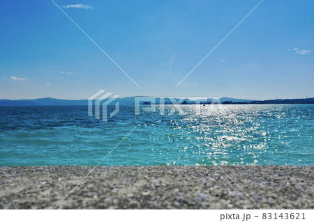 沖縄本島の青い海をドローンで空撮(古宇利島) 83143621