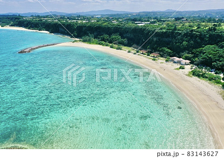 沖縄本島の青い海をドローンで空撮(古宇利島 古宇利大橋) 沖縄本島の青い海をドローンで空撮(古宇利島 古宇利大橋) 83143627