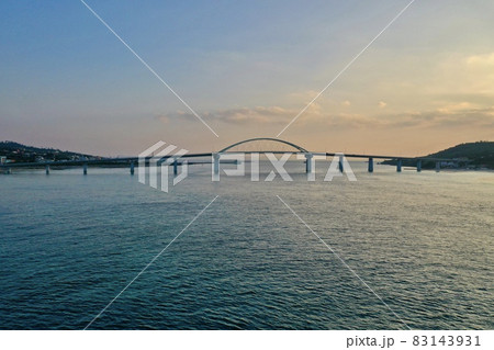 沖縄の海に沈む夕陽(瀬底島・瀬底大橋) 沖縄の海に沈む夕陽(瀬底島・瀬底大橋) 83143931