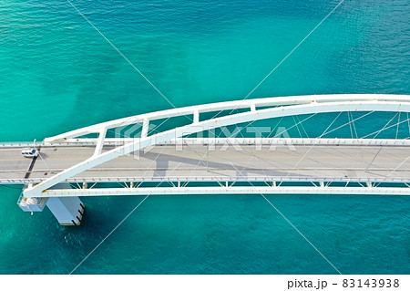沖縄の青い海(瀬底島・瀬底大橋) 83143938