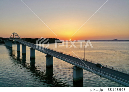 沖縄の海に沈む夕陽(瀬底島・瀬底大橋・伊江島) 沖縄の海に沈む夕陽(瀬底島・瀬底大橋・伊江島) 83143943