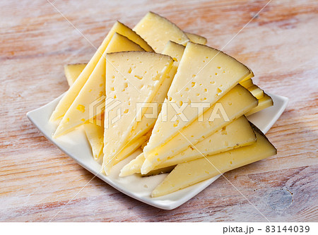 Slices of semi-hard cheese 83144039