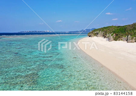 沖縄本島の青い海をドローンで空撮 (瀬底島・瀬底ビーチ) 沖縄本島の青い海をドローンで空撮 (瀬底島・瀬底ビーチ) 83144158