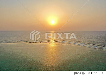 沖縄の海に沈む夕陽 夕焼けをドローンで空撮 水納島 の写真素材