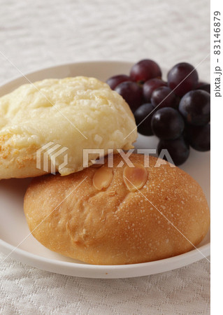 パンの盛り合わせ【朝食のイメージ】 83146879