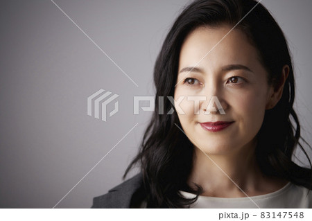 ビューティ 笑顔のミドル女性 ビューティ 笑顔のミドル女性 83147548