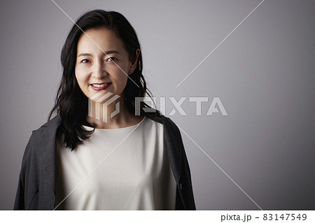 ビューティ 笑顔のミドル女性 ビューティ 笑顔のミドル女性 83147549
