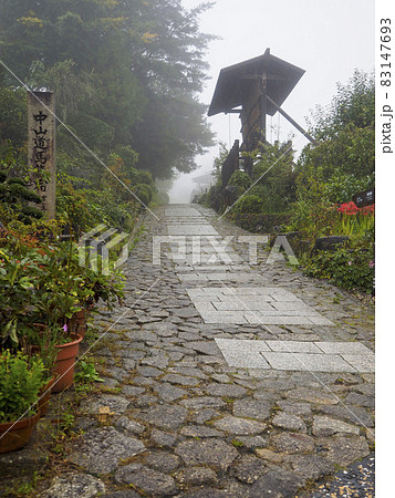 雨の降る中山道の馬籠宿 83147693