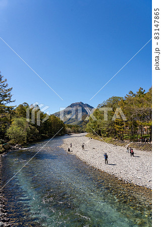 秋の上高地周辺の風景 83147865