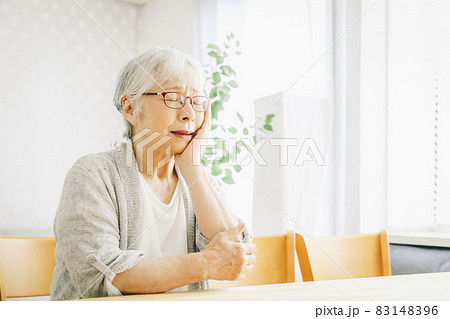 歯が痛い高齢者女性 83148396