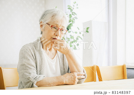 憂鬱な表情の高齢者女性 憂鬱な表情の高齢者女性 83148397
