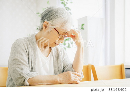 憂鬱な表情の高齢者女性 83148402