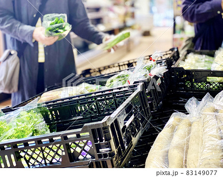 野菜売り場で野菜を選ぶ女性の手 83149077