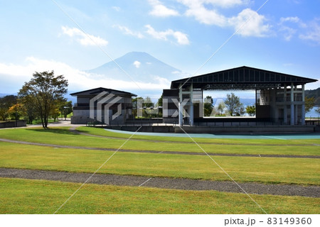 山中湖交流プラザきらら　山中湖シアターひびきと富士山 83149360