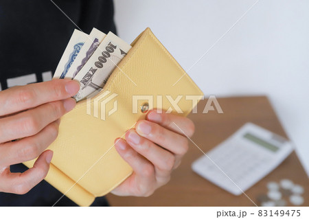 財布からお金を出す女性 83149475
