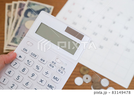 計算機とお金　家計イメージ 83149478