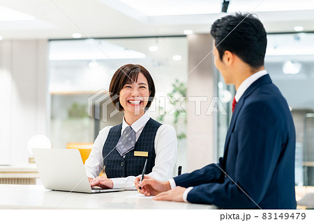 ホテルのフロントでチェックインするビジネスマン　撮影協力：WEEK芝大門（サンフロンティア不動産） 83149479