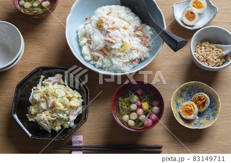 秋鮭と沢庵の混ぜごはんの食卓 83149711