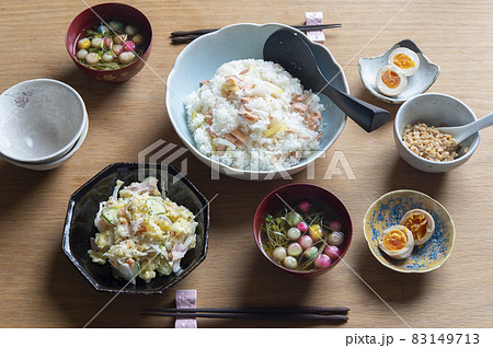 秋鮭と沢庵の混ぜごはん ポテトサラダの食卓の写真素材