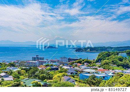 （神奈川県）湘南の住宅地越しに見る、江ノ島と富士山 83149727