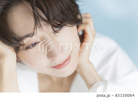 ショートヘアの女性 白いシャツ ショートヘアの女性 白いシャツ 83150064