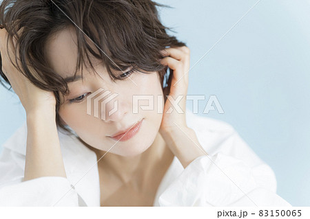 ショートヘアの女性 白いシャツ ショートヘアの女性 白いシャツ 83150065