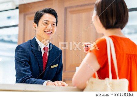 ホテルのフロントでチェックインする若い女性 撮影協力:WEEK芝大門(サンフロンティア不動産) ホテルのフロントでチェックインする若い女性 撮影協力:WEEK芝大門(サンフロンティア不動産) 83150162