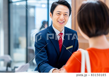 ホテルのフロントでチェックインする若い女性 撮影協力:WEEK芝大門(サンフロンティア不動産) ホテルのフロントでチェックインする若い女性 撮影協力:WEEK芝大門(サンフロンティア不動産) 83150165