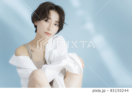 ショートヘアの女性 白いシャツ ショートヘアの女性 白いシャツ 83150244