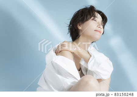 ショートヘアの女性 白いシャツ ショートヘアの女性 白いシャツ 83150248