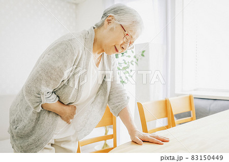 お腹が痛い高齢者女性 お腹が痛い高齢者女性 83150449
