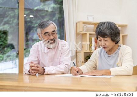 話合うシニア夫婦 83150851