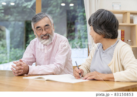 話合うシニア夫婦 83150853