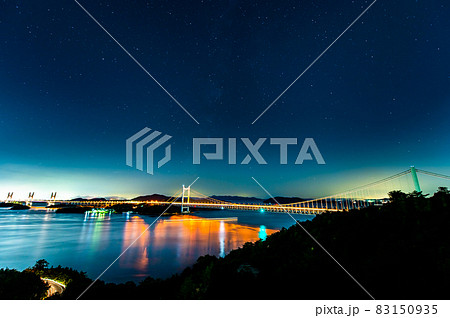 岡山県倉敷市 瀬戸大橋の夜景と星空（鷲羽山第二展望台から） 83150935