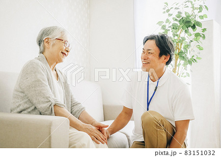 訪問介護する男性と高齢者（笑顔） 83151032
