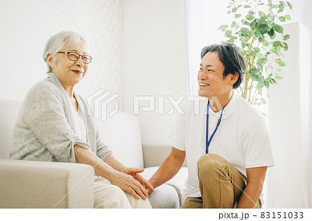 訪問介護する男性と高齢者（笑顔） 83151033