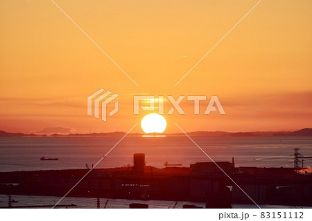 瀬戸内に沈む夕陽 83151112