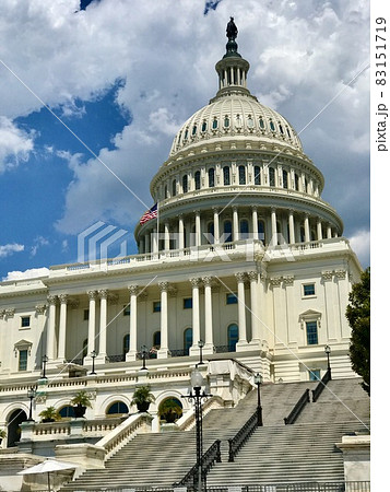 アメリカ連邦議会/西側あおり、夏の雲と議会建物。たて。 アメリカ連邦議会/西側あおり、夏の雲と議会建物。たて。 83151719