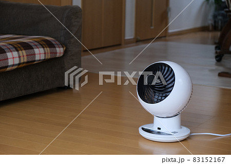 サーキュレーターで部屋の空気を循環させる エアコン冷房 暖房効率アップイメージ写真素材 サーキュレーターで部屋の空気を循環させる エアコン冷房 暖房効率アップイメージ写真素材 83152167