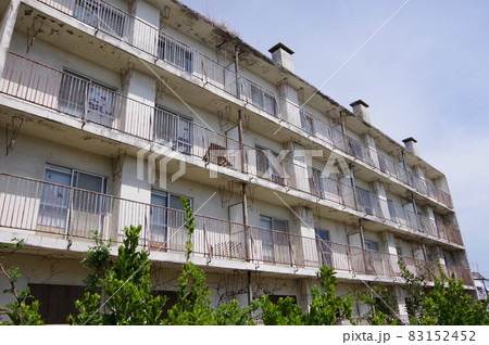 老朽化した鉄筋コンクリートの集合住宅（公営住宅,昭和） 83152452